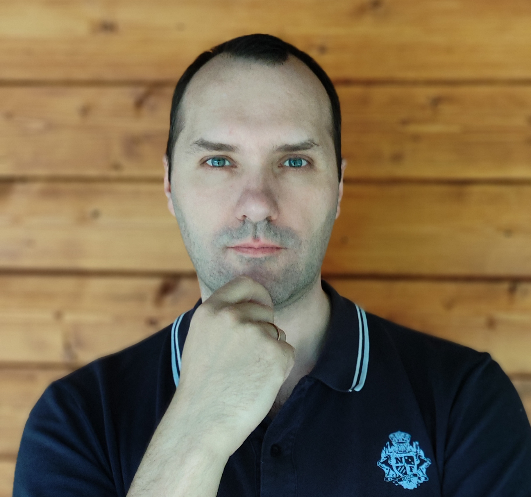 Человек испытывает паническую атаку и ищет решение